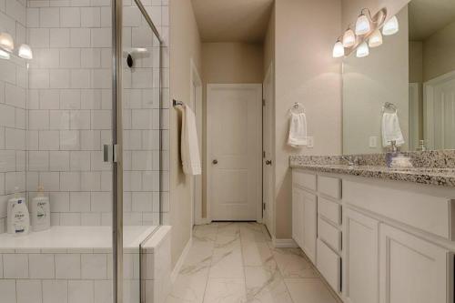 3BR Luxury Townhome w AC in Central Location in Colorado Springs, USA