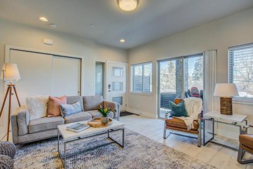 4BR Urban Rooftop Patio with Views in Colorado Springs, USA
