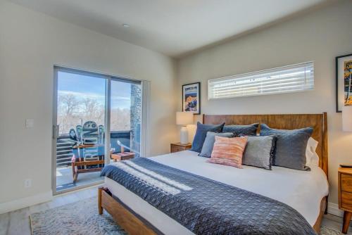 4BR Urban Rooftop Patio with Views in Colorado Springs, USA