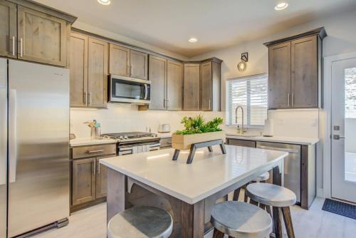 4BR Urban Rooftop Patio with Views in Colorado Springs, USA