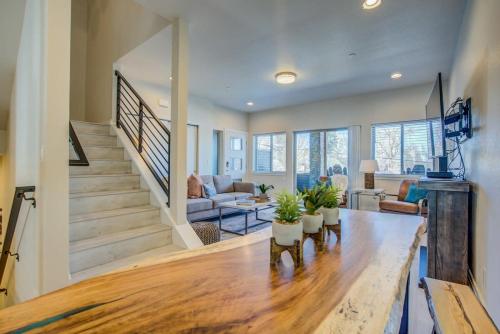 4BR Urban Rooftop Patio with Views in Colorado Springs, USA