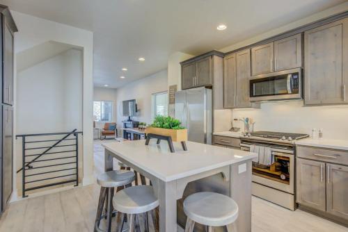 4BR Urban Rooftop Patio with Views