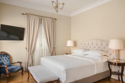 Signature Suite with Acropolis View image 10