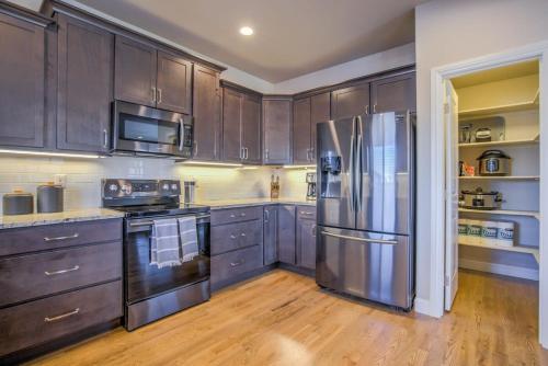 4BD Westside Vacation Home w Space & Flexibility in Colorado Springs, USA