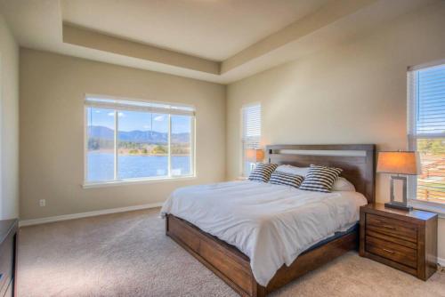 Luxury Lake House With Mountain Views & Hot Tub in Monument, USA