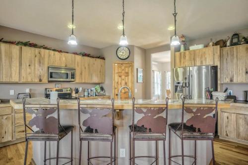 Natures Oasis 4BD Ranch Retreat Hot tub in Peyton, USA