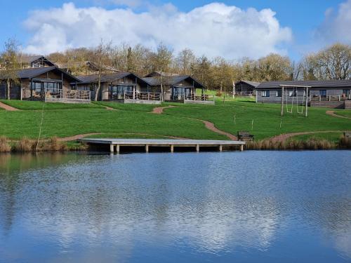 Zen Jungle Retreat - Log Cabin Stays, Transformational Retreats & Holistic Wellness near Bude - A 40 Acre Retreat with 5 Lakes, Woodland, Firepits, Bistro & Bars