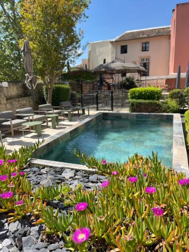 Le Victoria Boutique Hôtel - Charme au coeur du village historique - Accueil Vélo - Séminaire - Bar Lounge - Piscine Hotel de charme Clansayes
