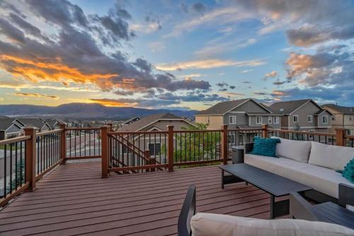 Room to Spread Out & Deck with Mountain Views in Monument, USA