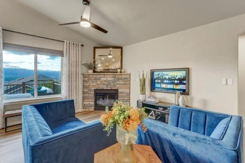 Room to Spread Out & Deck with Mountain Views in Monument, USA