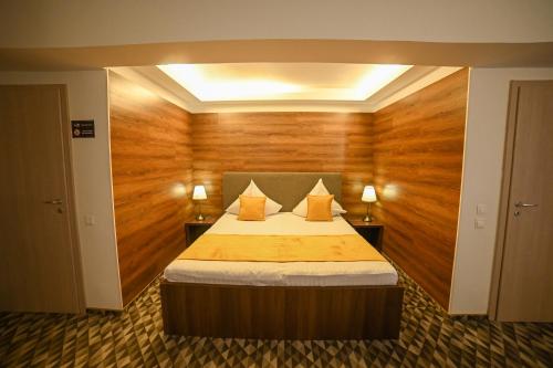 1 double bed, 1 twin bed