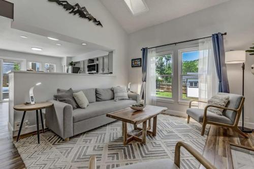 Gorgeous 3BR Home between Garden of the Gods & the USAFA in Colorado Springs, USA