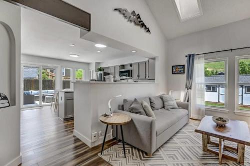 Gorgeous 3BR Home between Garden of the Gods & the USAFA in Colorado Springs, USA