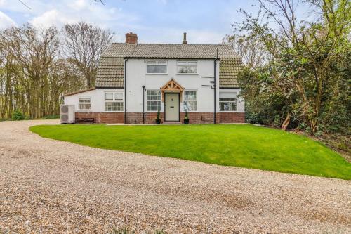 Coastal 6-bed with hot tub