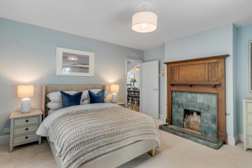 Stunning coastal 6/bed house w/parking & garden