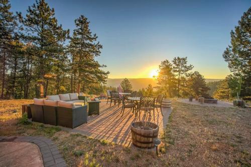 5BR Family Mountain Cabin Hot Tub & Gaming Garage in Woodland Park, USA