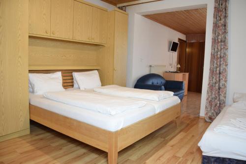 2 bedrooms, 3 beds