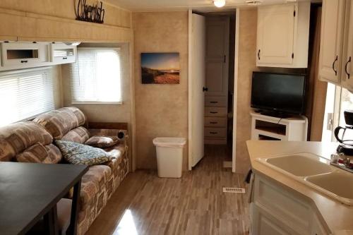 . Crystal Camper 2 Bedroom Large RV w/Wooded Trail