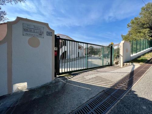 Miroir de la mer, appartement vue mer pied dans l eau in Saint-Aygulf