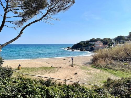 Miroir de la mer, appartement vue mer pied dans l eau in Saint-Aygulf