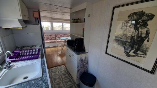 Kitchen, Mobil-home sur terrain prive bord de mer, parking prive in Le Grau d'Agde