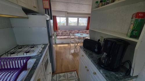 Kitchen, Mobil-home sur terrain prive bord de mer, parking prive in Le Grau d'Agde