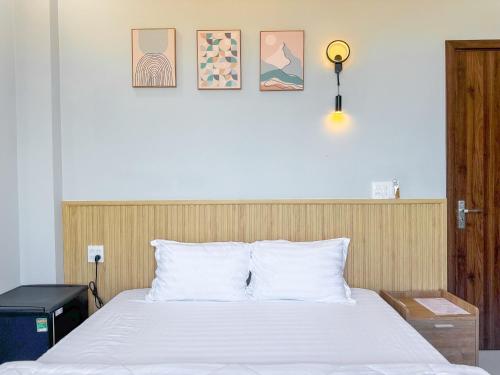 1 queen bed, 1 double bed, 1 twin bed