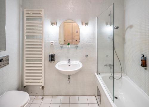 Two-Bedroom Apartment  Africa image 7
