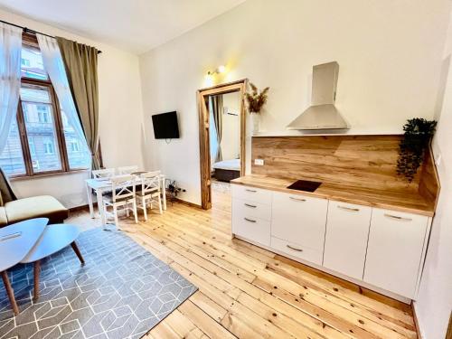 One-Bedroom Apartment room in SKYLER VINTAGE APARTMENTS