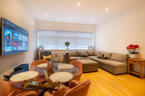 2 Bed 2 Bath Spacious Apartment in Central Aberdeen