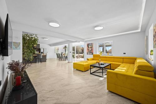 Koplietošanas atpūtas telpa ar TV, Villa Camelie near Barban for 10 people with playground for children, fitness & pet friendly in Grandici