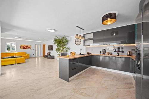 virtuve, Villa Camelie near Barban for 10 people with playground for children, fitness & pet friendly in Grandici