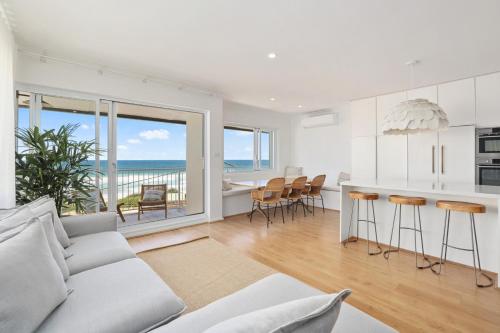 Curly Beach House - Seconds to the beach - main image