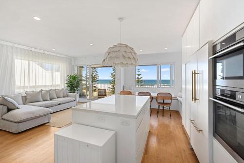 Curly Beach House - Seconds to the beach - image 2