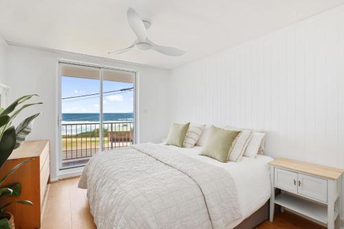 Curly Beach House - Seconds to the beach - image 2