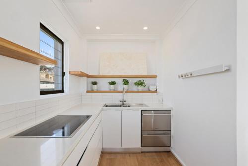 Curly Beach House - Seconds to the beach - image 4