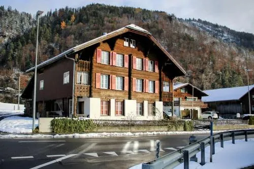 Alpine chalet apt w/parking and porch in Meiringen, Schweiz