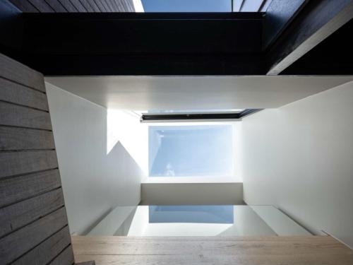 Modern Home on Freshwater Beach - image 2