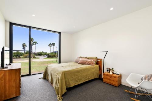 Modern Home on Freshwater Beach - image 4