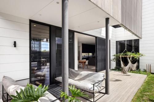 Modern Home on Freshwater Beach - image 5
