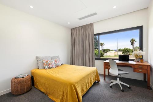 Modern Home on Freshwater Beach - image 6