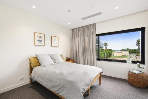 Modern Home on Freshwater Beach - image 7