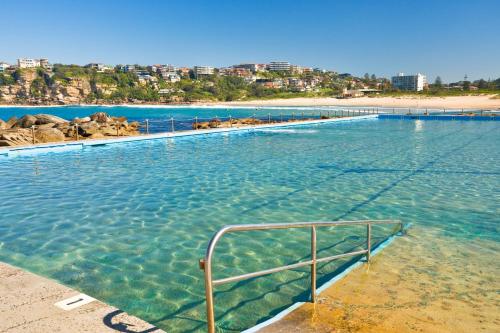 Modern Home on Freshwater Beach - image 8