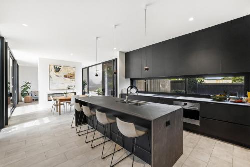 Modern Home on Freshwater Beach - image 9