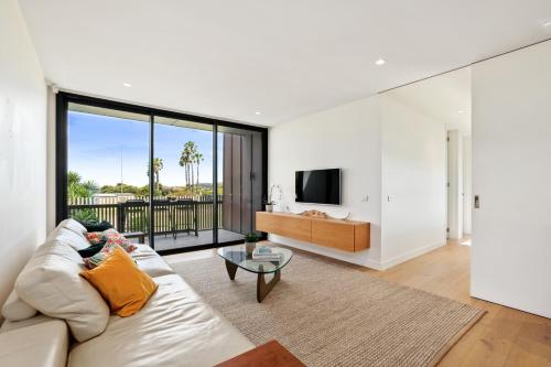 Modern Home on Freshwater Beach - image 10