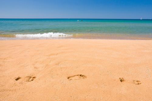 Modern Home on Freshwater Beach - image 12