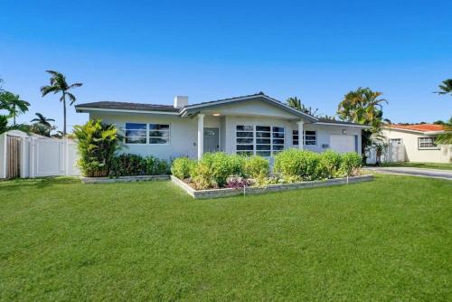 4 Bedroom Home with Game Room and Pool