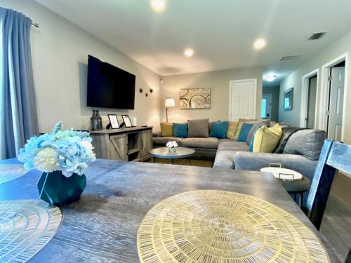 San Sebastiáns Hideaway - Modern with Group Friendly Amenities just minutes from Downtown and St Augustine Beach in St. Augustine, USA