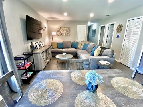 San Sebastiáns Hideaway - Modern with Group Friendly Amenities just minutes from Downtown and St Augustine Beach in St. Augustine, USA