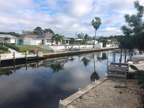 Waterfront! JACuZZI and Beach FUN nearby! EZ shops